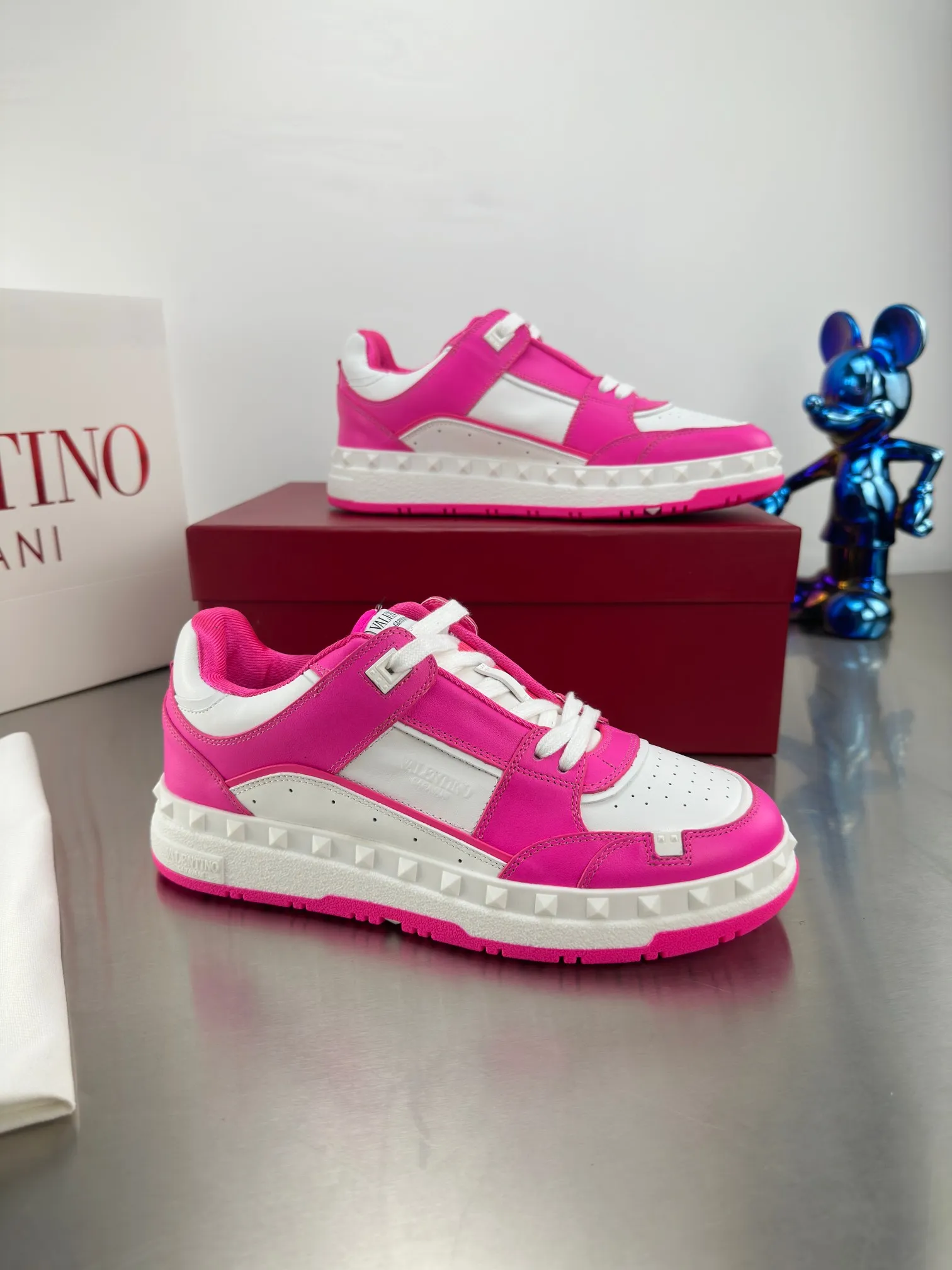 👟👟Ex-factory price 640👟👟 🔺Valentino🔺 Valentino VT 2024 early spring white shoes casual shoes! Top version!  Original 1:1 mold opening! Lasting + oil edge craftsmanship, classic splicing, fashionable and versatile, 🎁Full set of packaging at the same time at the counter. Fabric: Customized cowhide. Lining: Original breathable mesh. Outsole: Original TPU material outsole. Non-slip and wear-resistant. Size: Female 35-40! Male 39～45